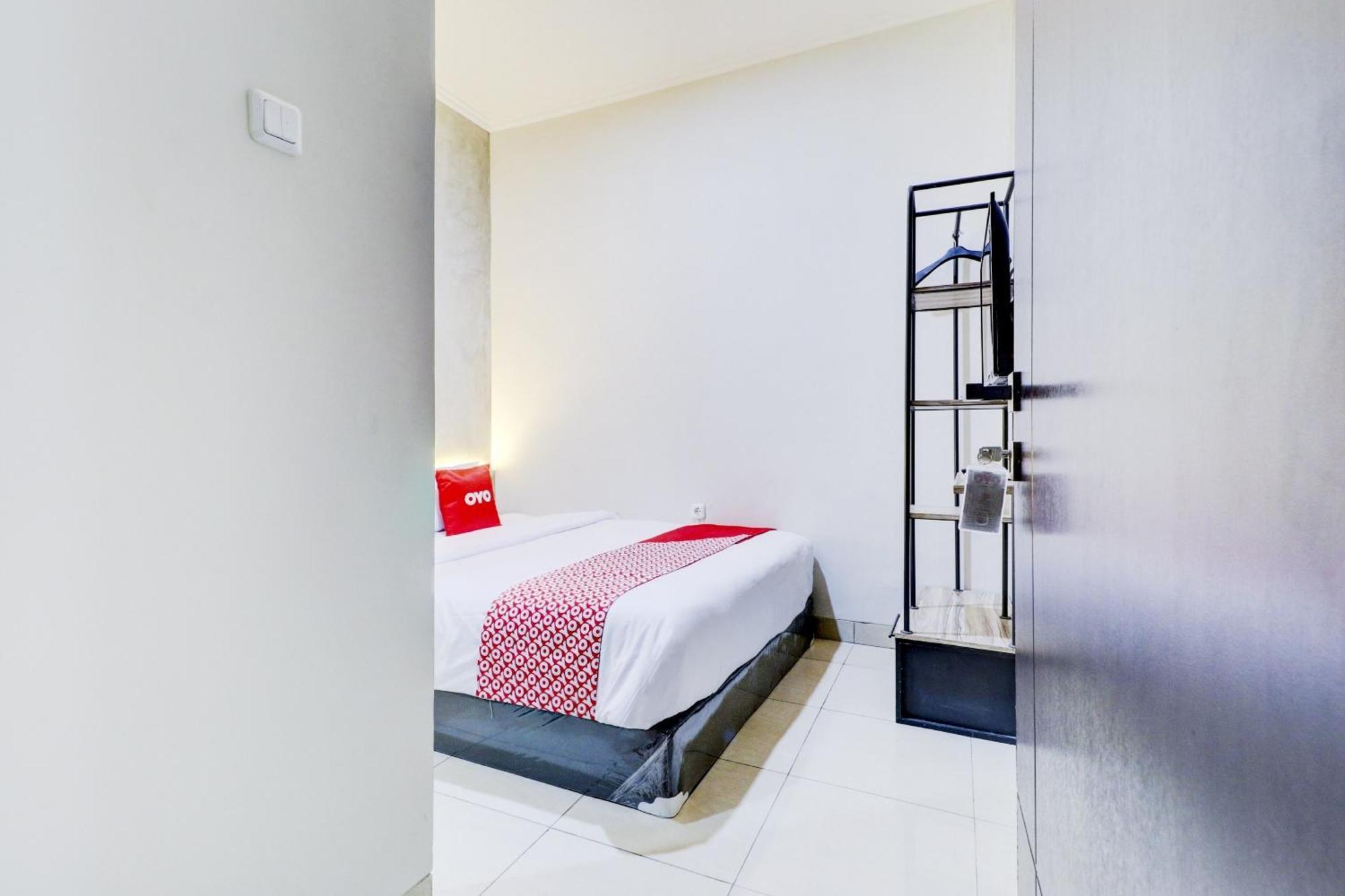 Oyo 90215 Ada Residence Telukjambe 외부 사진