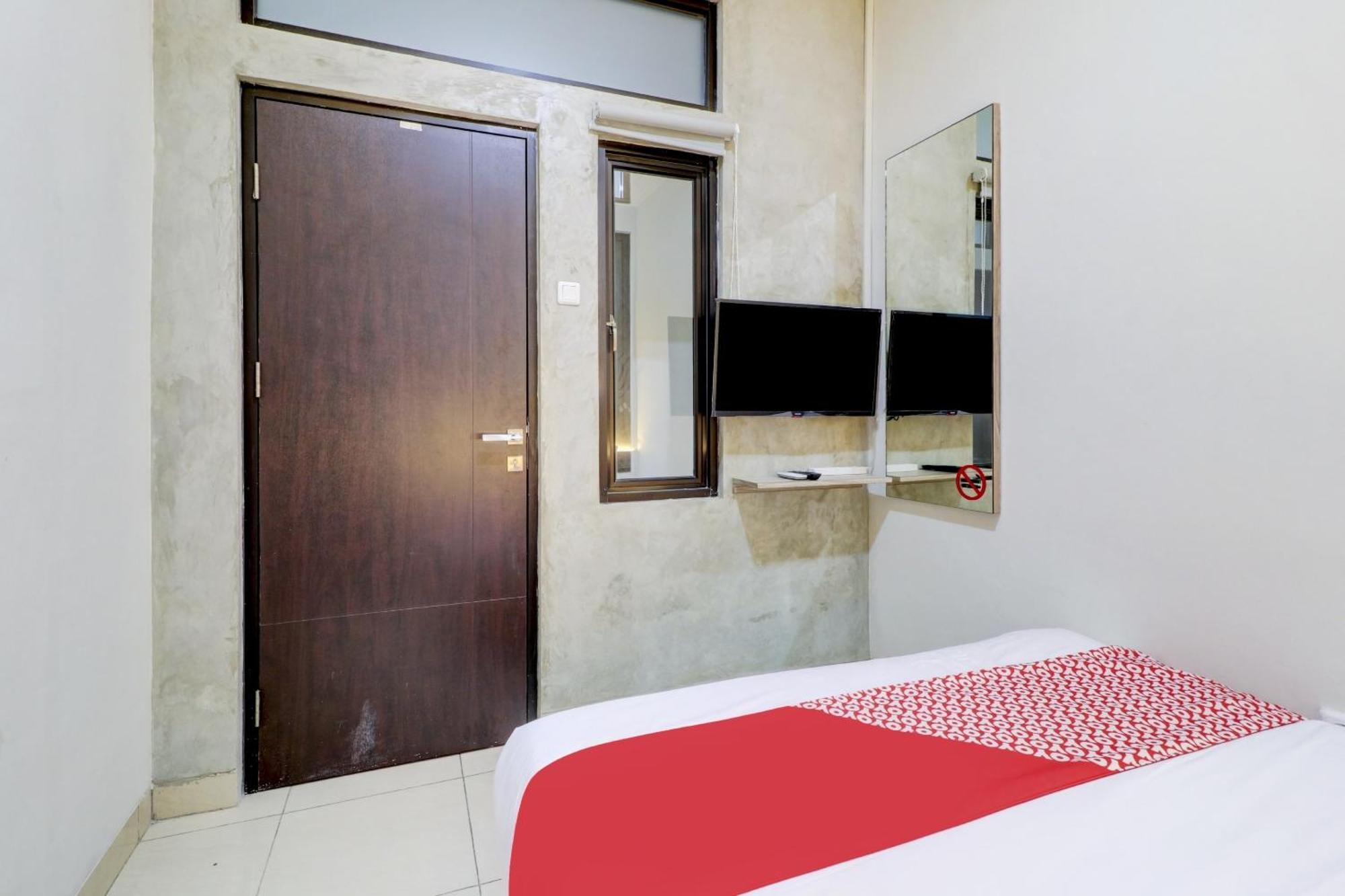 Oyo 90215 Ada Residence Telukjambe 외부 사진