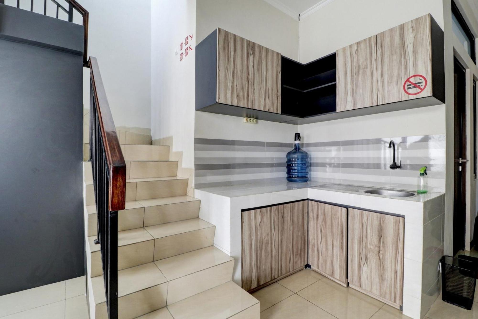 Oyo 90215 Ada Residence Telukjambe 외부 사진